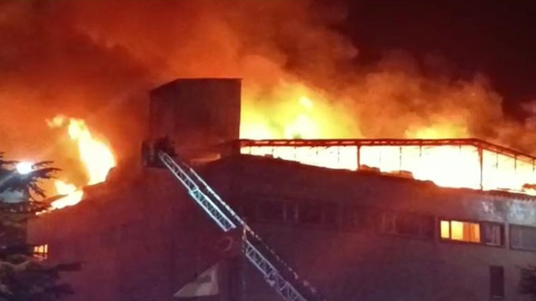 Pendik'te cam ve plastik fabrikasında yangın