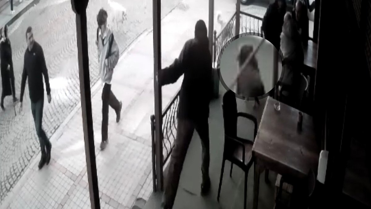 Elindeki değnekle köpeğe defalarca saldırdı, etraftakiler sadece izledi!