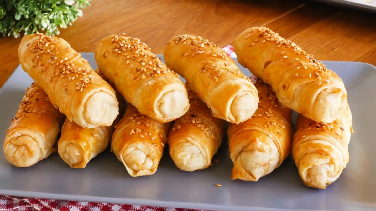 Bu böreğin çıtırlığının sırrı sosunda gizli! Bir yiyen daha yok mu diyor! Kaynana çatlatacak çıtır patatesli börek tarifi...