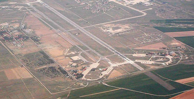 Akıncı Üssü'nde F-16'lar kalkmasın diye köylüler piste yattı