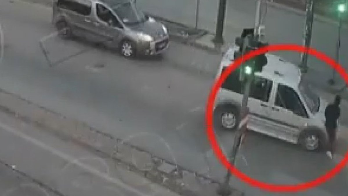 Yaptığı kırmızı ışık ihlali az daha bir çocuğun canına mal oluyordu! Gaziantep'te yaşanan ilginç kazalar kamerada