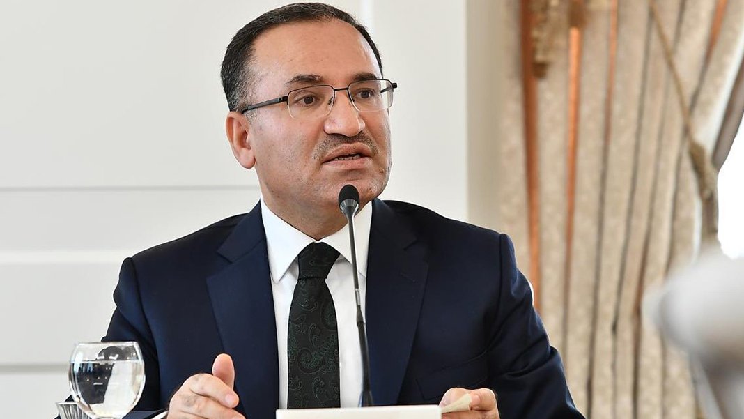 Adalet Bakanı Bekir Bozdağ'dan vatandaşlara T.C. kimlik numarası uyarısı