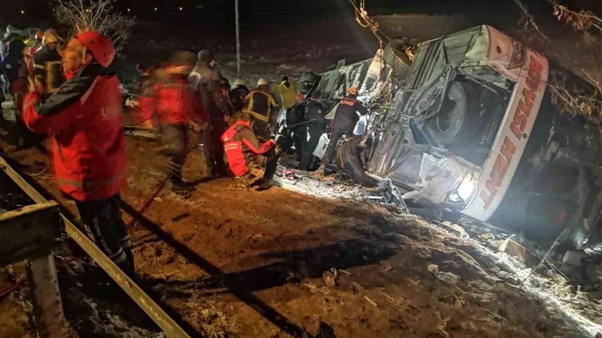 Yolcu otobüsü şarampole uçtu: Can kaybı ve çok sayıda yaralı var