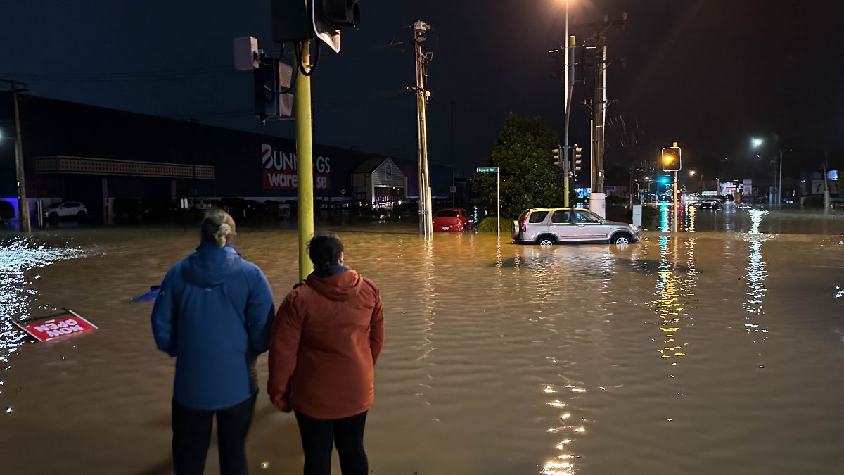 Üç gündür devam eden yağışların ardından OHAL ilan edildi: Yeni Zelanda selin pençesinde
