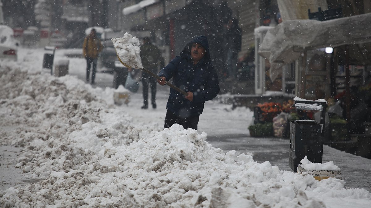 Türkiye'nin doğusu kara teslim: Birçok ilde yollar kapandı, araçlar mahsur kaldı