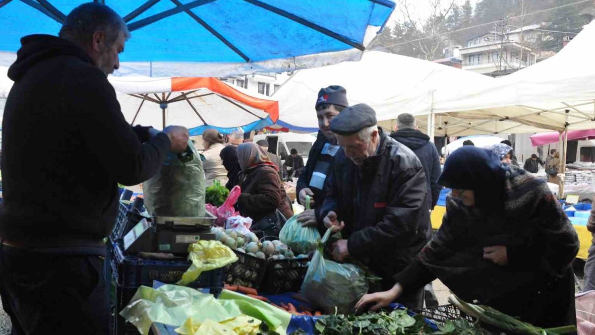 EYT'li pazarcı emeklilik sevincini tezgaha yansıttı