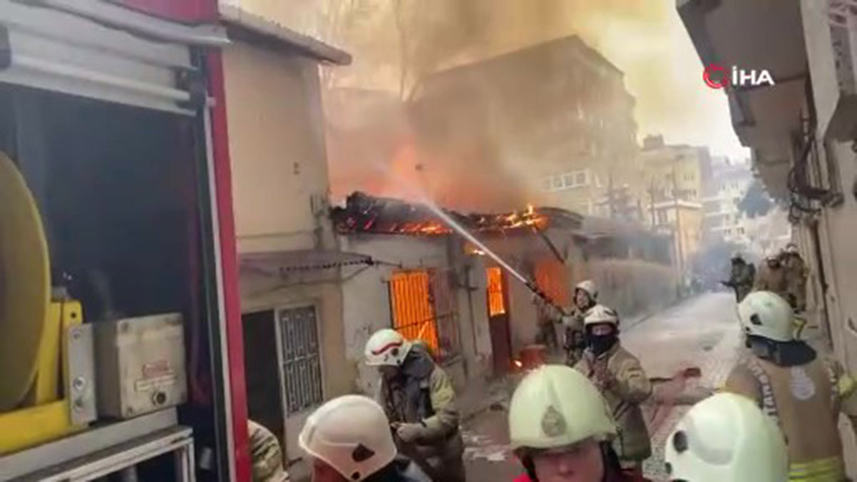 Şişli'de korkutan yangın! 2 gecekondu alev alev yandı