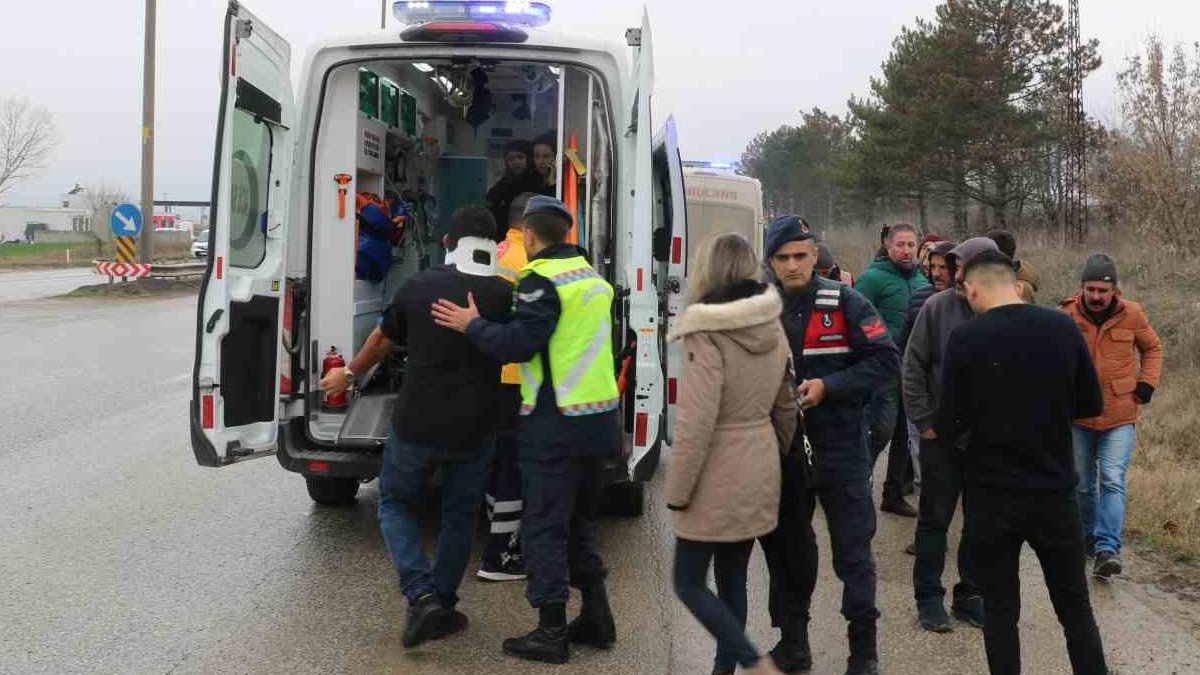 Kazada yaralanan vatandaş kendisini tedavi etmek isteyen sağlık görevlilerine çattı: Çok soru soruyorsunuz