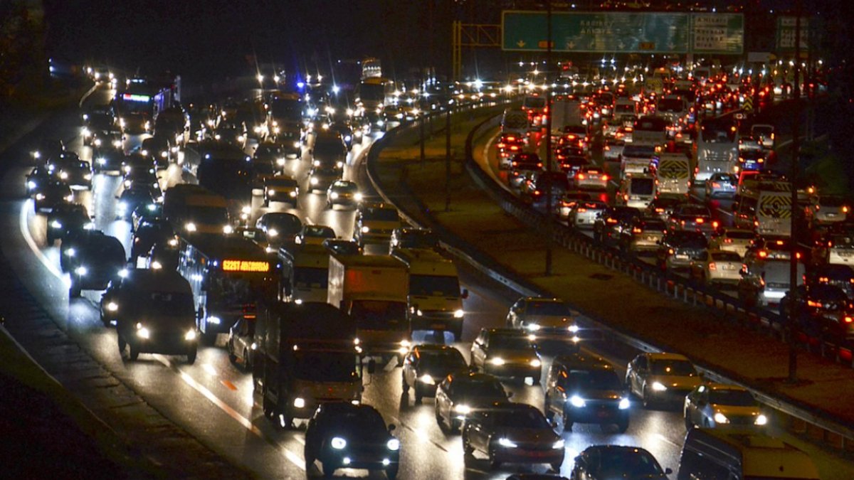 Haftanın ilk gününde İstanbul'da trafik kilitlendi