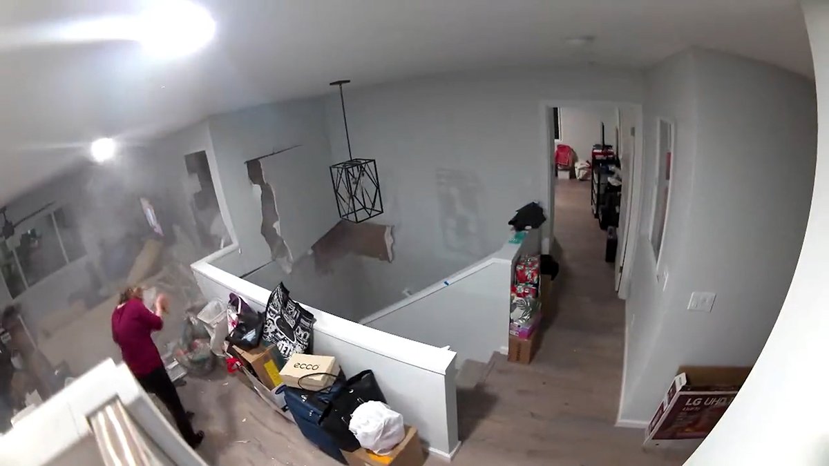 Dev kaya evin içinden böyle geçti! Evin sahibi hayatını zor kurtardı: O anlar kamerada