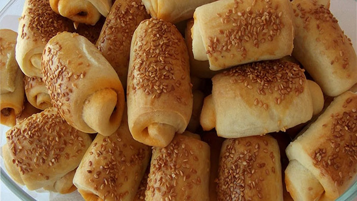 Bu poğaçanın kokusunu alan komşularınız dayanamayıp zilinize basacak! Fırında pişer pişmez kapışılıyor...