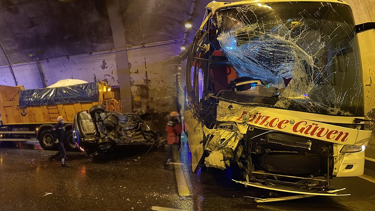 Bolu Dağı Tüneli'nde 4 araç birbirine girdi: 1 ölü, 4 yaralı