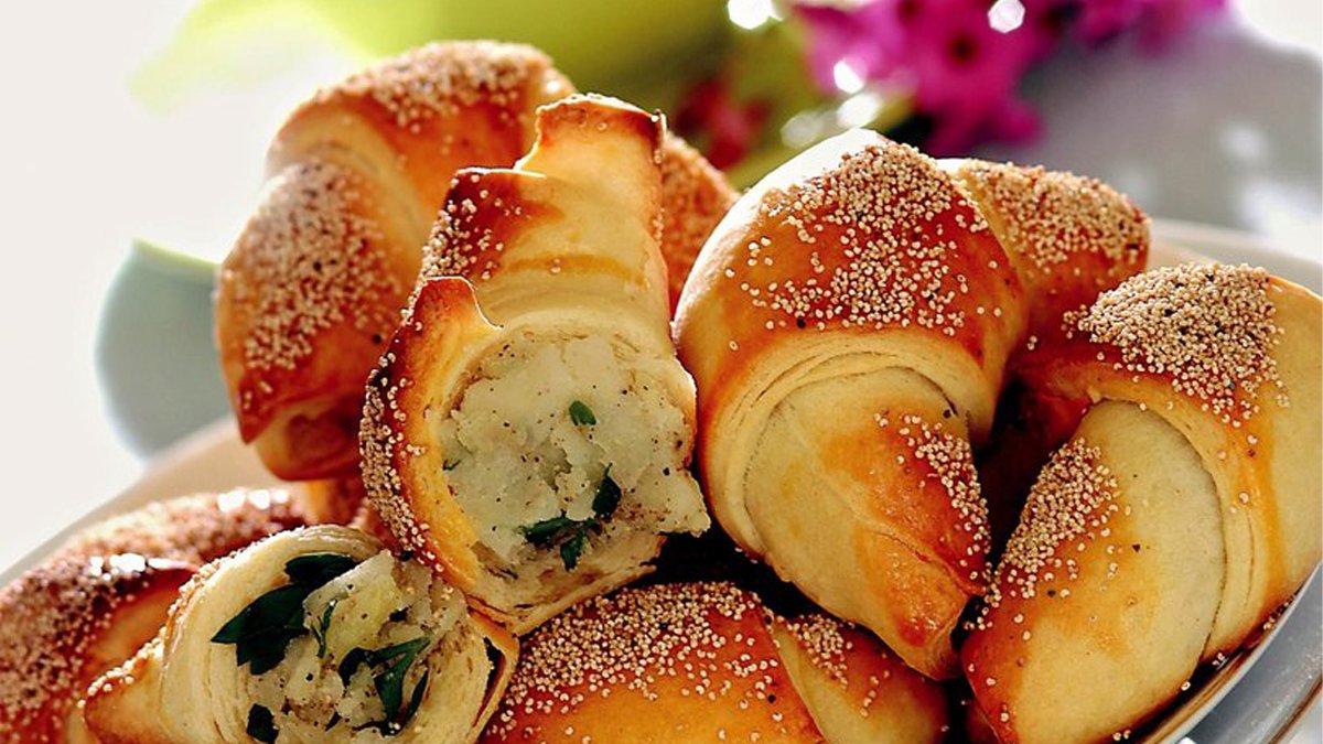 Bu çöreğin kokusunu alan kaynananız yola düşecek! Patatesli ay çöreği ile sizde midenize bayram ettirin! Pişince hemen bitiyor