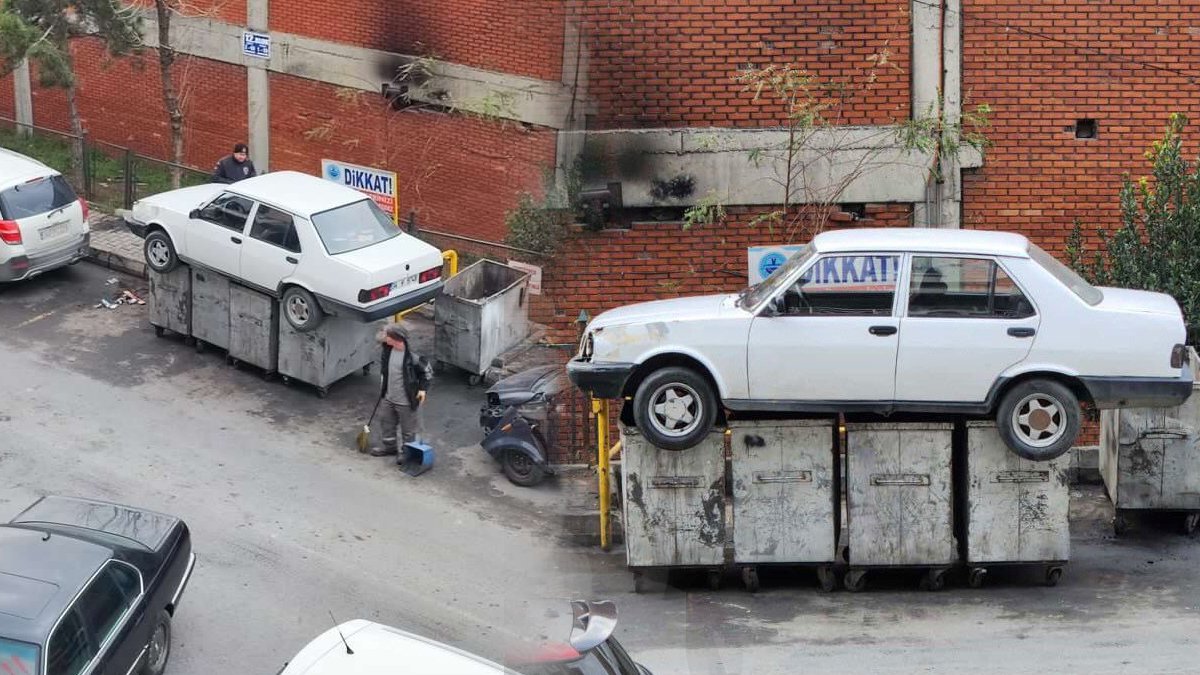 Dükkanının önünü kapatıyor diye aracı çöpe attı