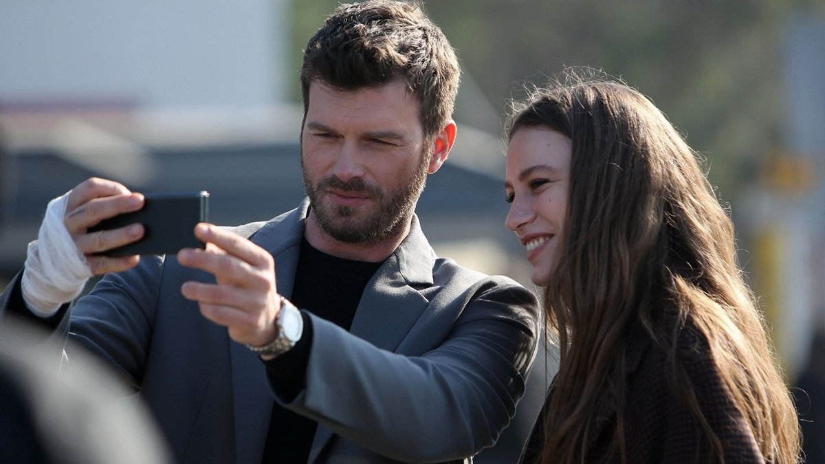 Merakla bekleniyordu! Kıvanç Tatlıtuğ ve Serenay Sarıkaya hayranları ekran başına! 'Aile'nin yayın tarihi resmen açıklandı...
