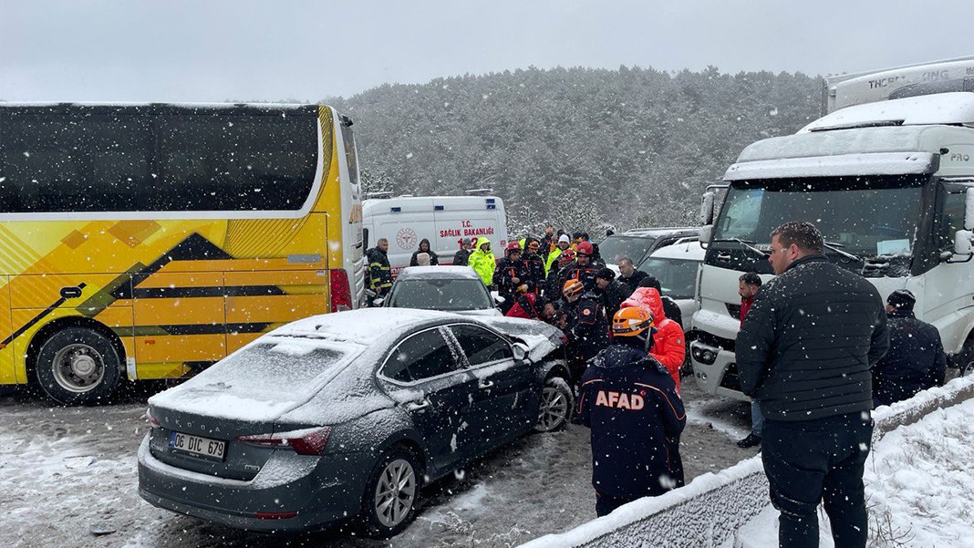 Anadolu Otoyolu Bolu-Yedigöller mevkisinde kaza: İstanbul yönü kapandı