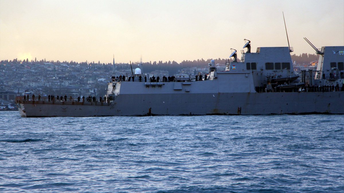 ABD savaş gemisi Boğaz'da demirledi