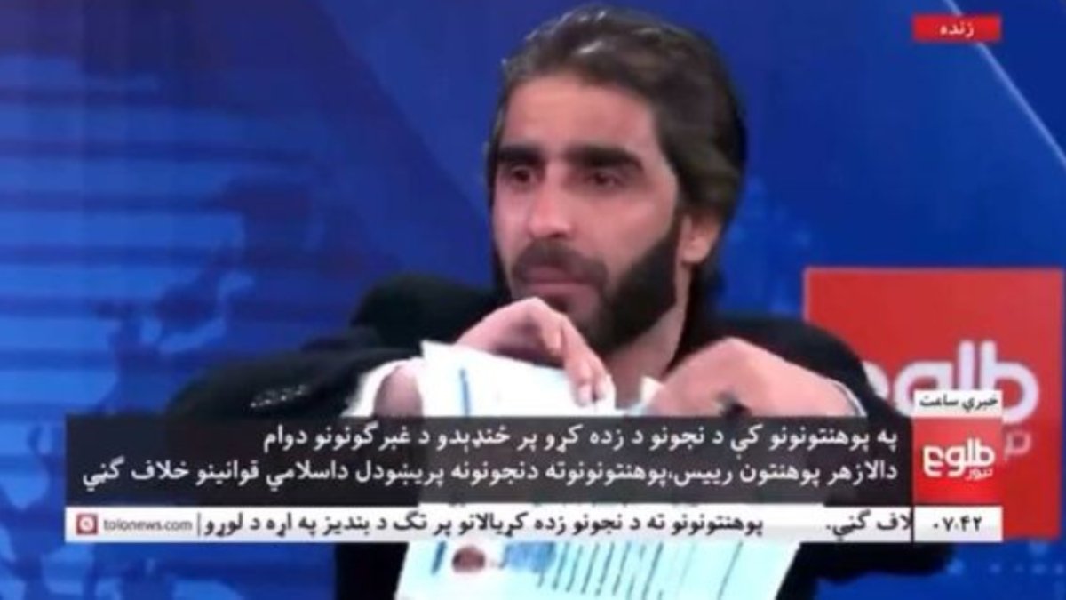 Canlı yayında diplomasını yırtan Afgan profesöre gözaltı