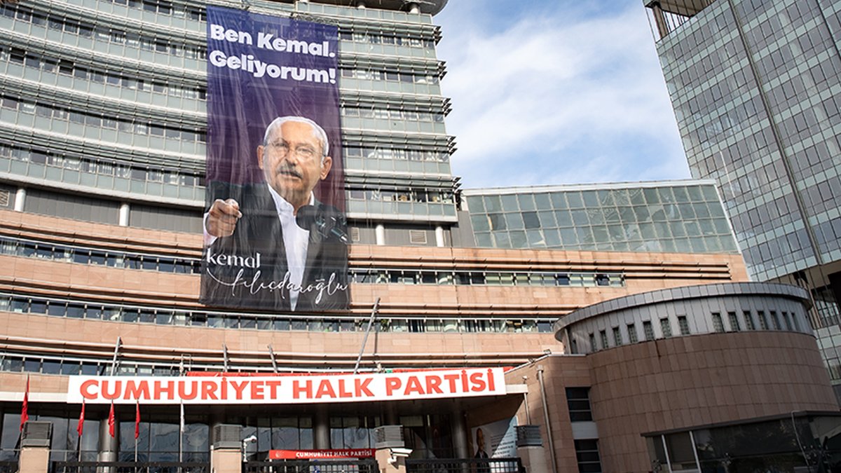 CHP binasında dev 'Ben Kemal, geliyorum!' pankartı