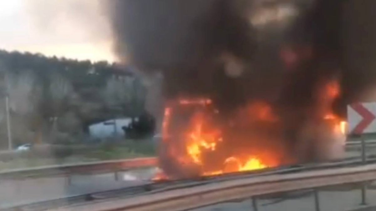 Pendik'te servis otobüsü alev alev yandı