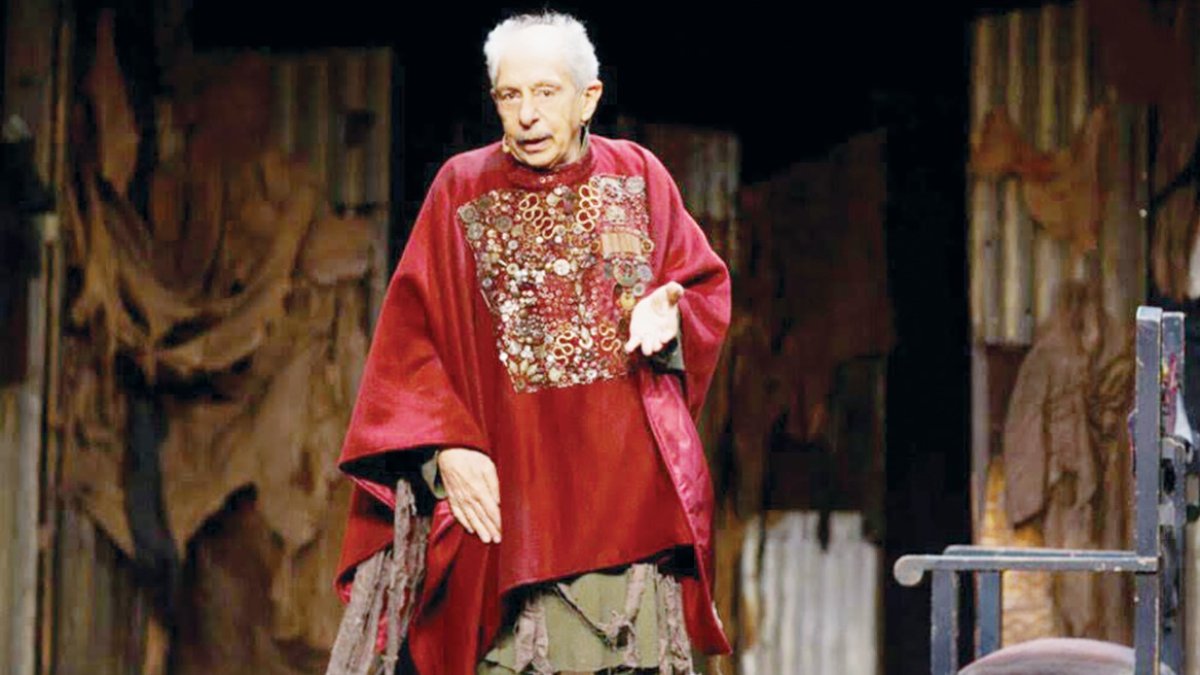 Usta tiyatrocu yeni oyununda ‘İmparator’ oldu