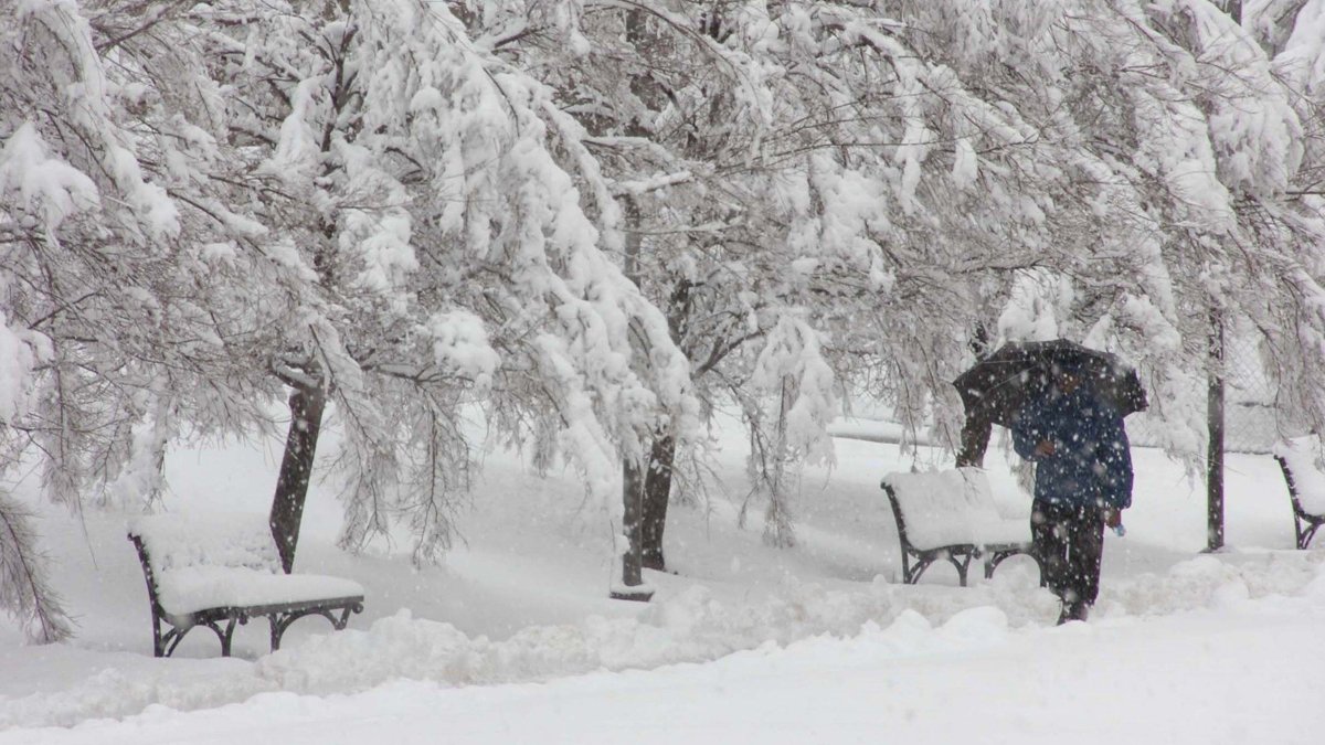 Meteoroloji kritik gün ve saati açıkladı: Kar yurdu sarıyor!