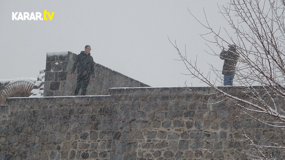 Canlarını hiçe saydılar! Fotoğraf çekilmek için çıkılması yasak surlara tırmandılar
