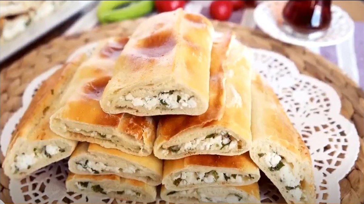 Bir tepsi anında bitiyor! Yiyen herkes tadına hayran kalıyor! Oklavasız merdanesiz çok pratik pide tarifi