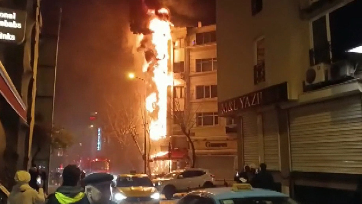 Fatih’te korkutan yangın! Alevler iş hanını sardı