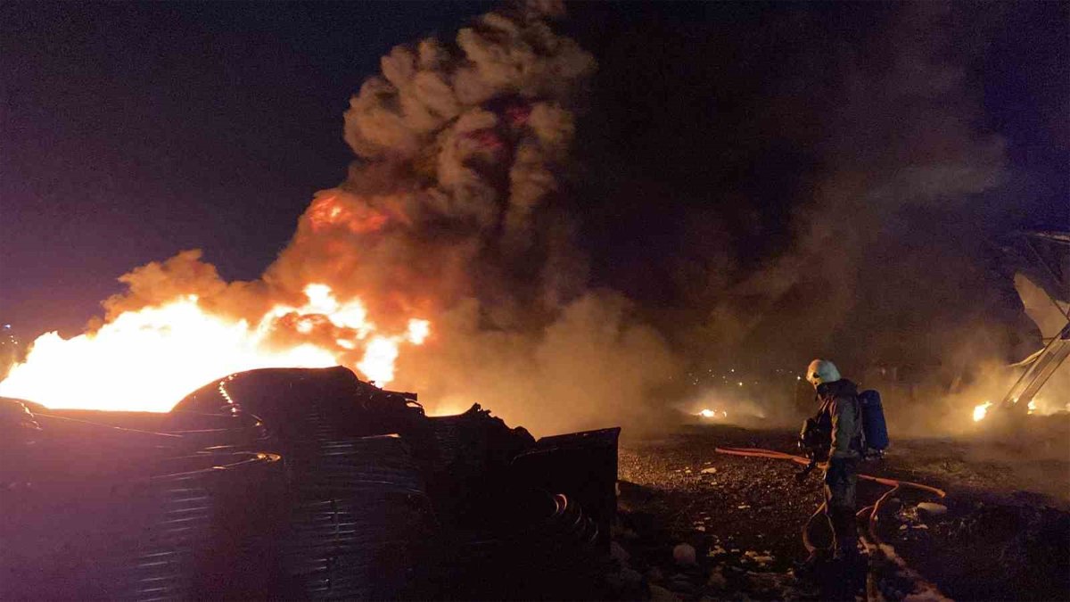 Çatalca'da korkutan yangın: İki fabrika alev alev yandı