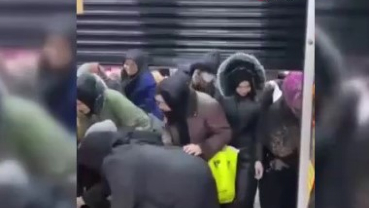 Bursa'da alışveriş izdihamı! Ucuz ürün için birbirlerini ezdiler