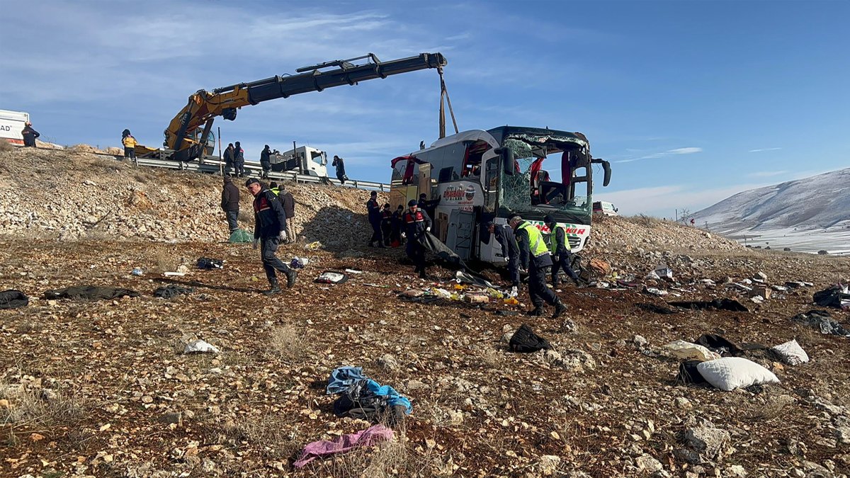 Afyonkarahisar'da yolcu otobüsü devrildi: Ölü ve çok sayıda yaralı var