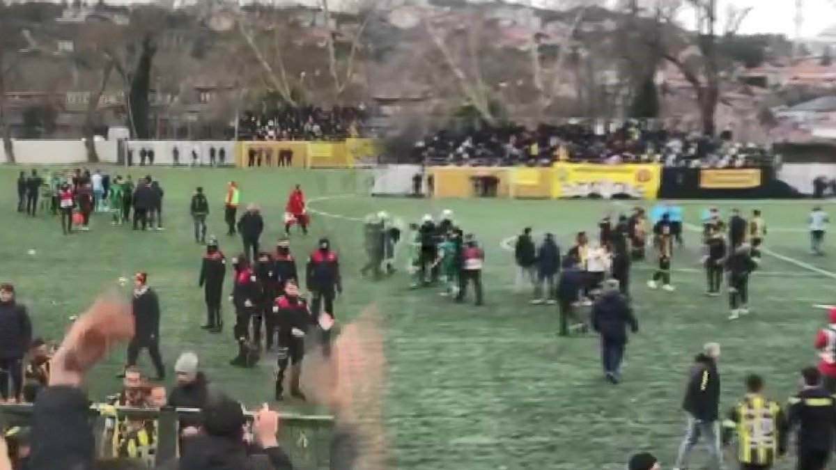Yeşil sahalar yine 'ringe' döndü, takım oyuncuları isyan etti: Böyle futbol yere batsın