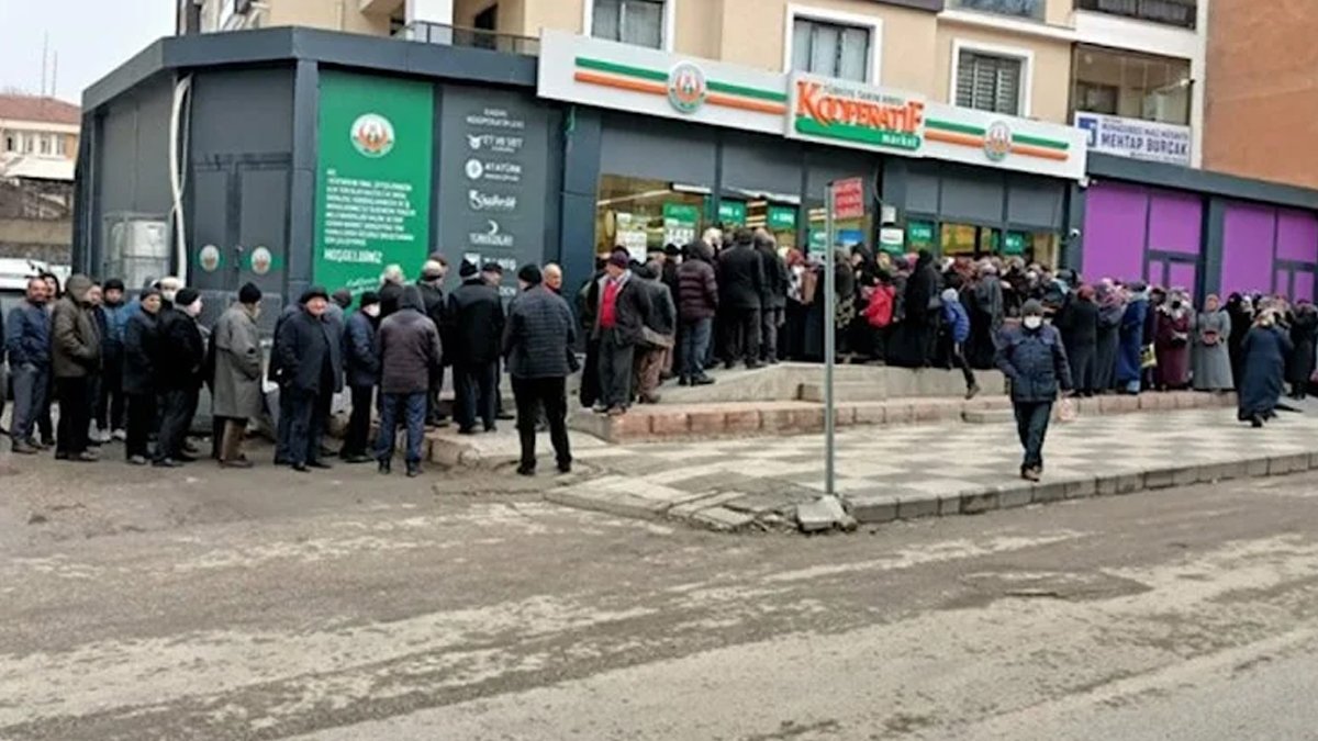 ESK'nin ardından şimdi de Tarım Kredi Kooperatifi önünde ucuz et kuyruğu: İçler acısı manzara