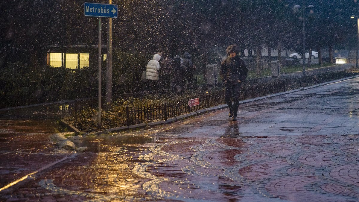 Meteoroloji, AKOM, Valilik peş peşe uyarmıştı: İstanbul'da beklenen kar yağışı başladı