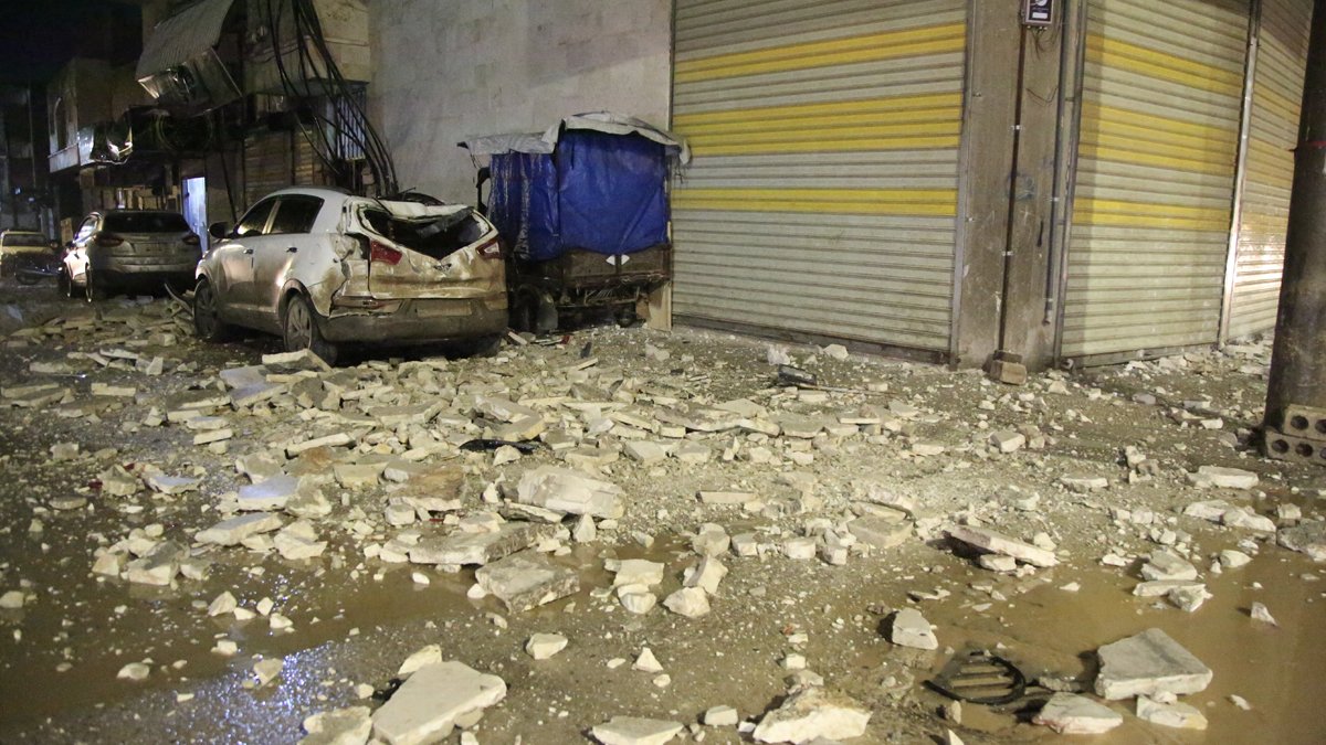 Türkiye'yi sallayan 7.7'lik deprem çevre ülkeleri de etkiledi: Bölge halkı sokaklarda