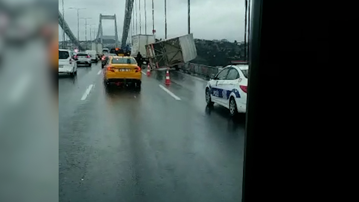 Meteoroloji uyarmıştı! Şiddetli fırtına FSM köprüsünde kamyoneti korkuluklara savurdu