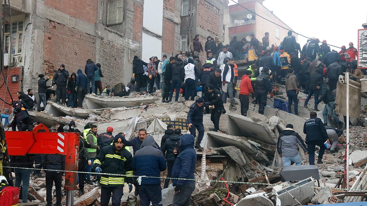 Diyarbakır'da, çöken 8 katlı binadan 1'i engelli 3 kişi kurtarıldı!