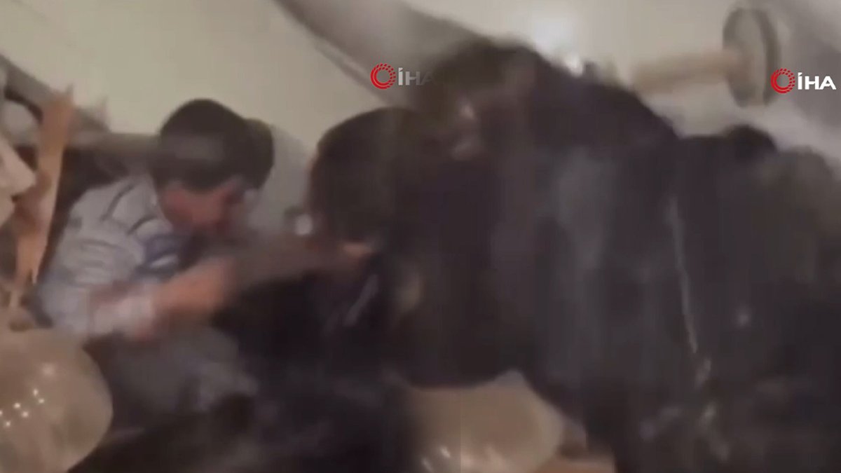 4 çocuk enkaz altından böyle çıkarıldı: "Allah'ım çok şükür"