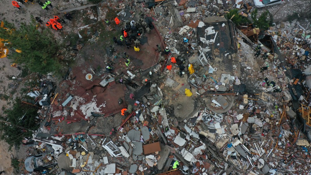 Onlarca sporcudan haber alınamıyor: Çöken otelin altında kaldılar