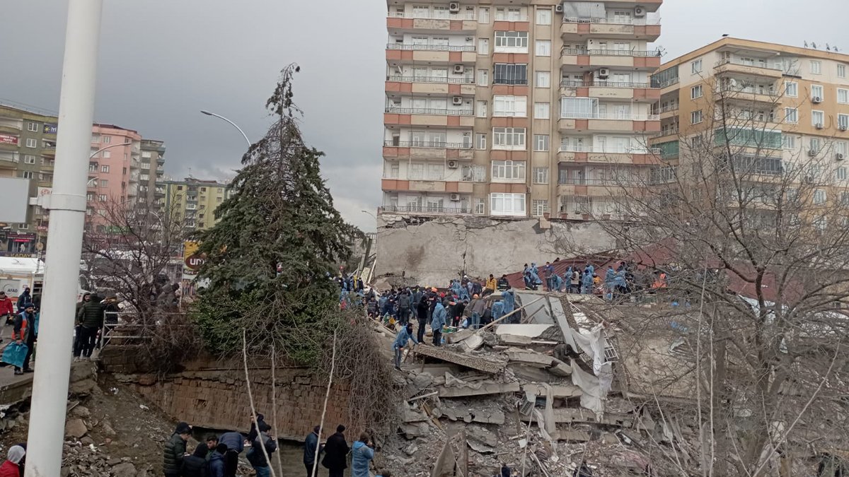 Diyarbakır yine sallandı! Enkaz altındakileri kurtarırken depreme yakalandılar! İşte o görüntüler