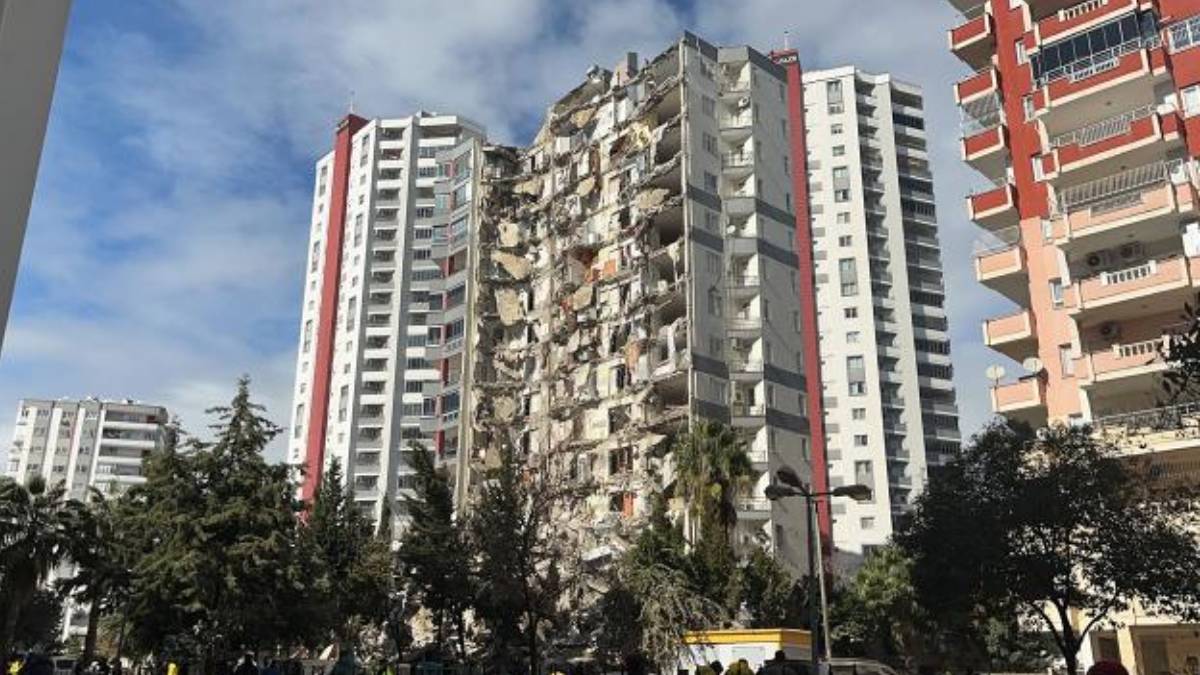 Artçı sarsıntı hasarlı binaları yerle bir etti: Canlı yayında bina çöktü!