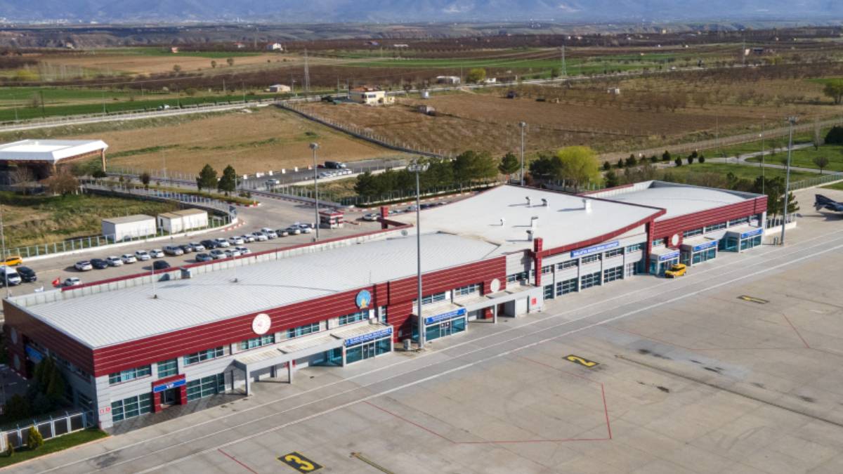 Malatya Havalimanı'nın çatısı çöktü