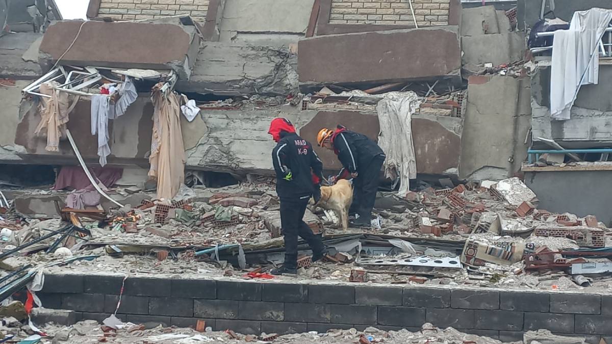 Malatya'da kurtarma ekibi de enkaz altında kaldı