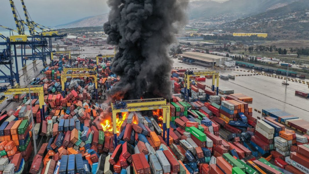 Depremin ardından İskenderun Limanı'nda yangın