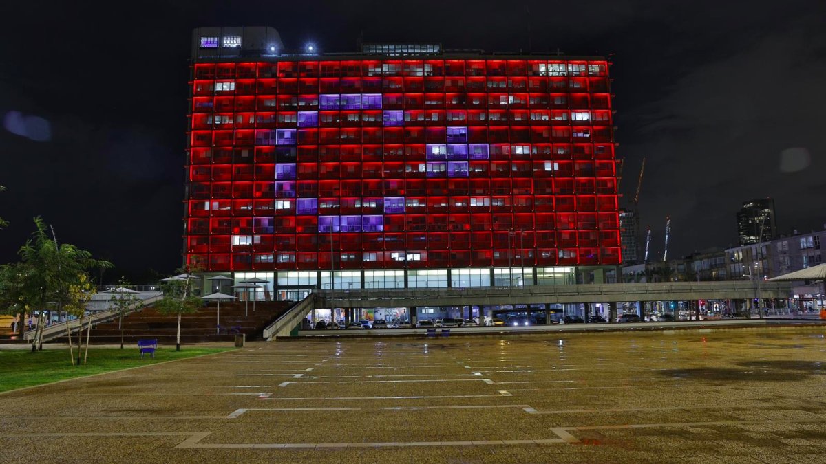 Tel Aviv Belediye binası Türk bayrağıyla aydınlatıldı