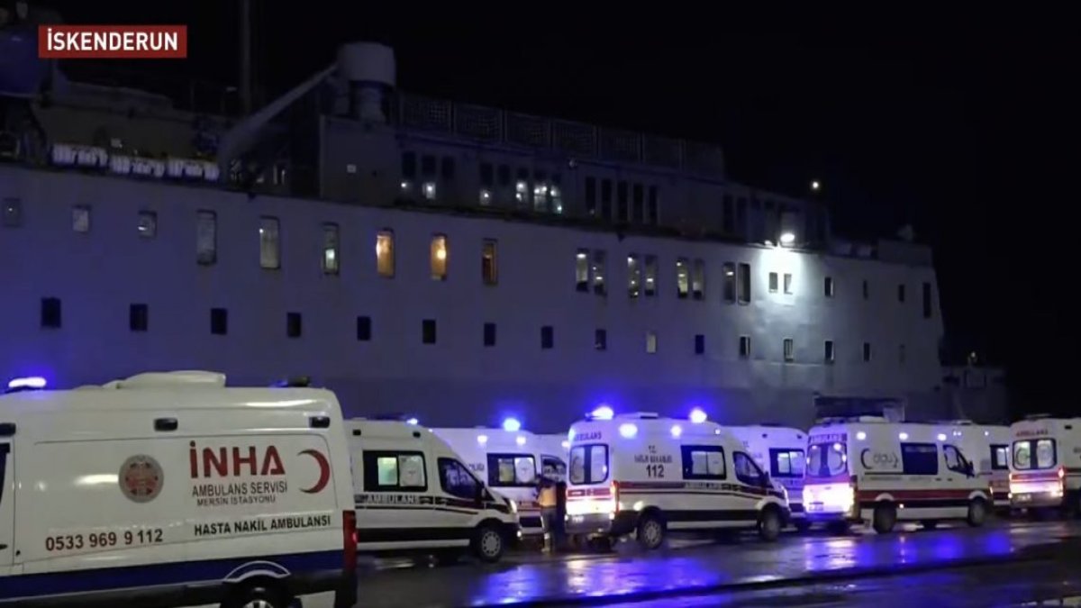 Hatay’da yaralılar TCG İskenderun gemisiyle tahliye ediliyor