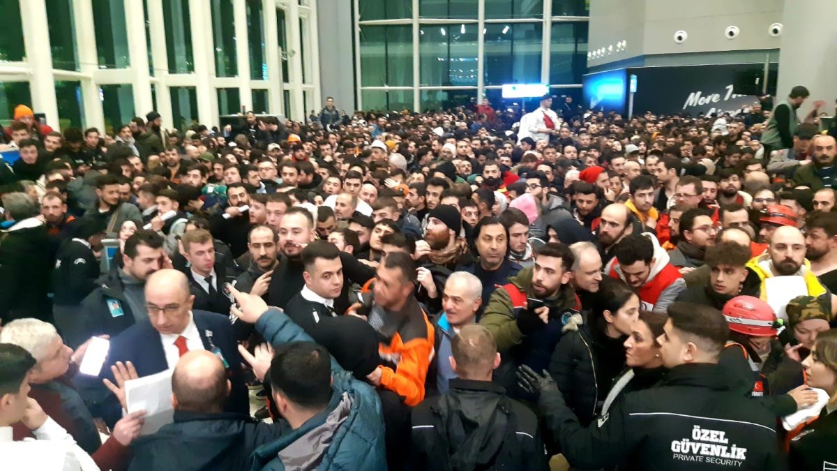 Binlerce gönüllü İstanbul Havalimanı'na akın etti