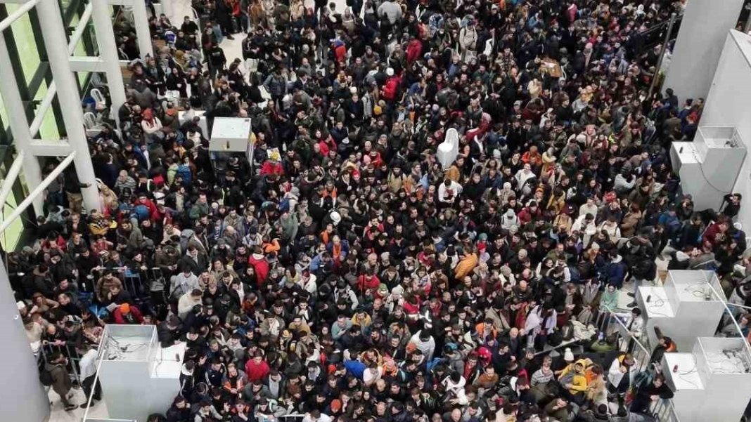 Deprem sonrası binlerce gönüllü bölgeye gitmeyi bekliyor: Yardım için havalimanına akın ettiler