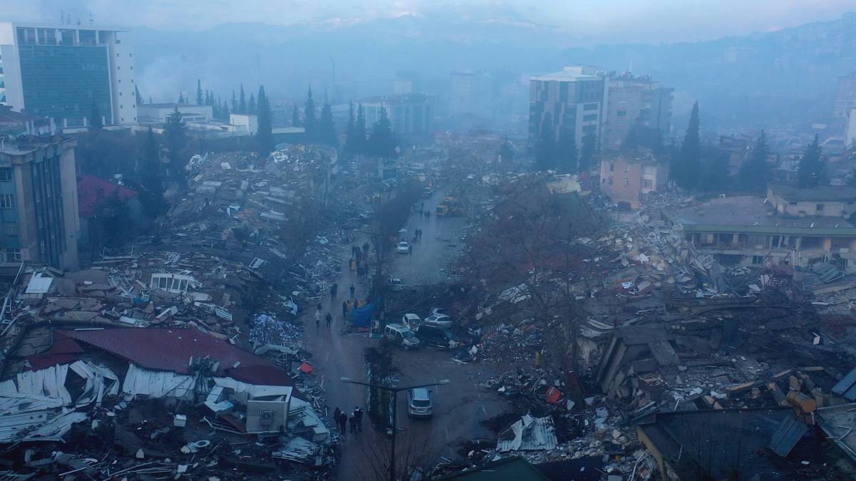 Deprem felaketinde uluslararası seferberlik: Dört bir yandan kurtarma ekipleri geliyor